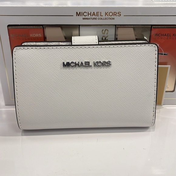 Michael Kors Medium Saffiano Leather Bifold Wallet
Optic White
NWT - Picture 8 of 16